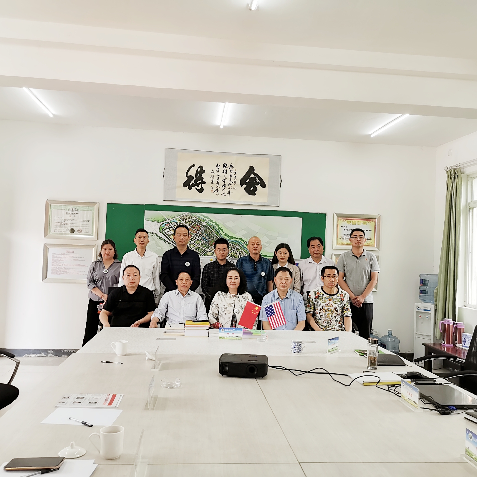 成都交大建设集团有限公司一行领导莅临陆易斯通集团崇义项目部考察